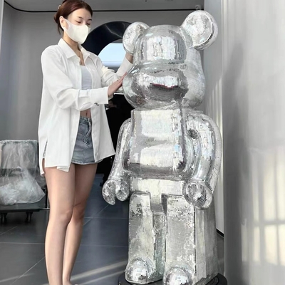 Tượng Bearbrick có giá để sach